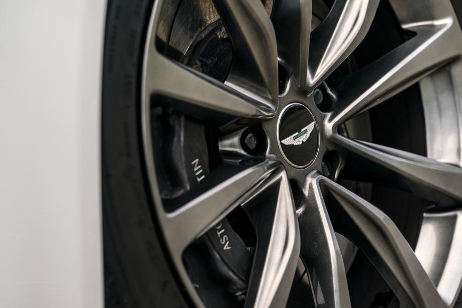 Колеса Aston Martin DB11 V8 2017 года  (UK) (фото 35 из 40)